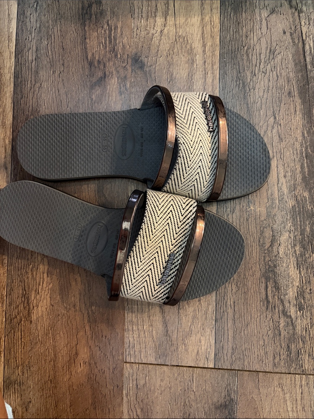 Havaianas Women’s Gray Slide Sandals with Woven Beige Chevron Strap